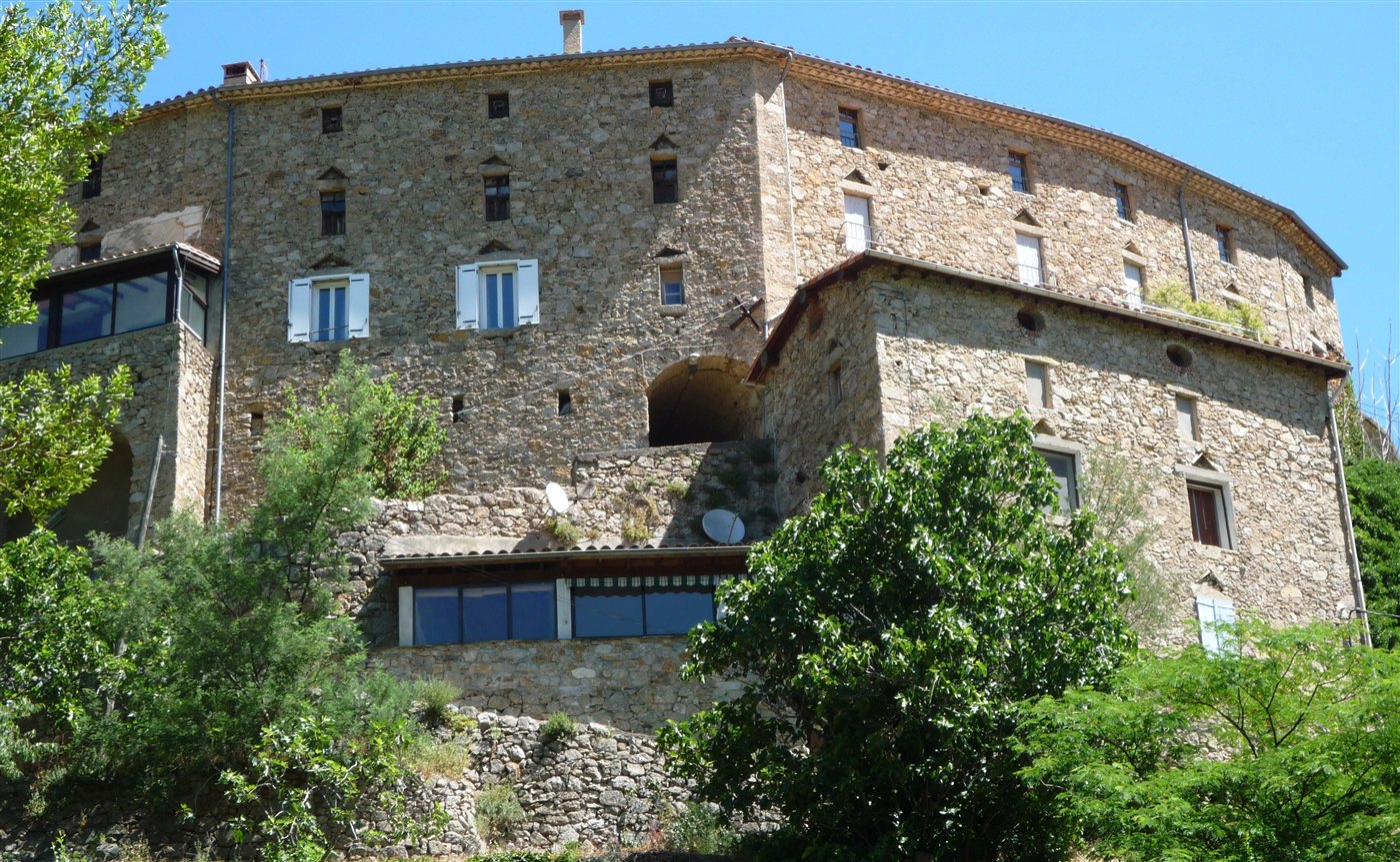 Grand mas c&eacute;venol en pierre, architecture verticale typique