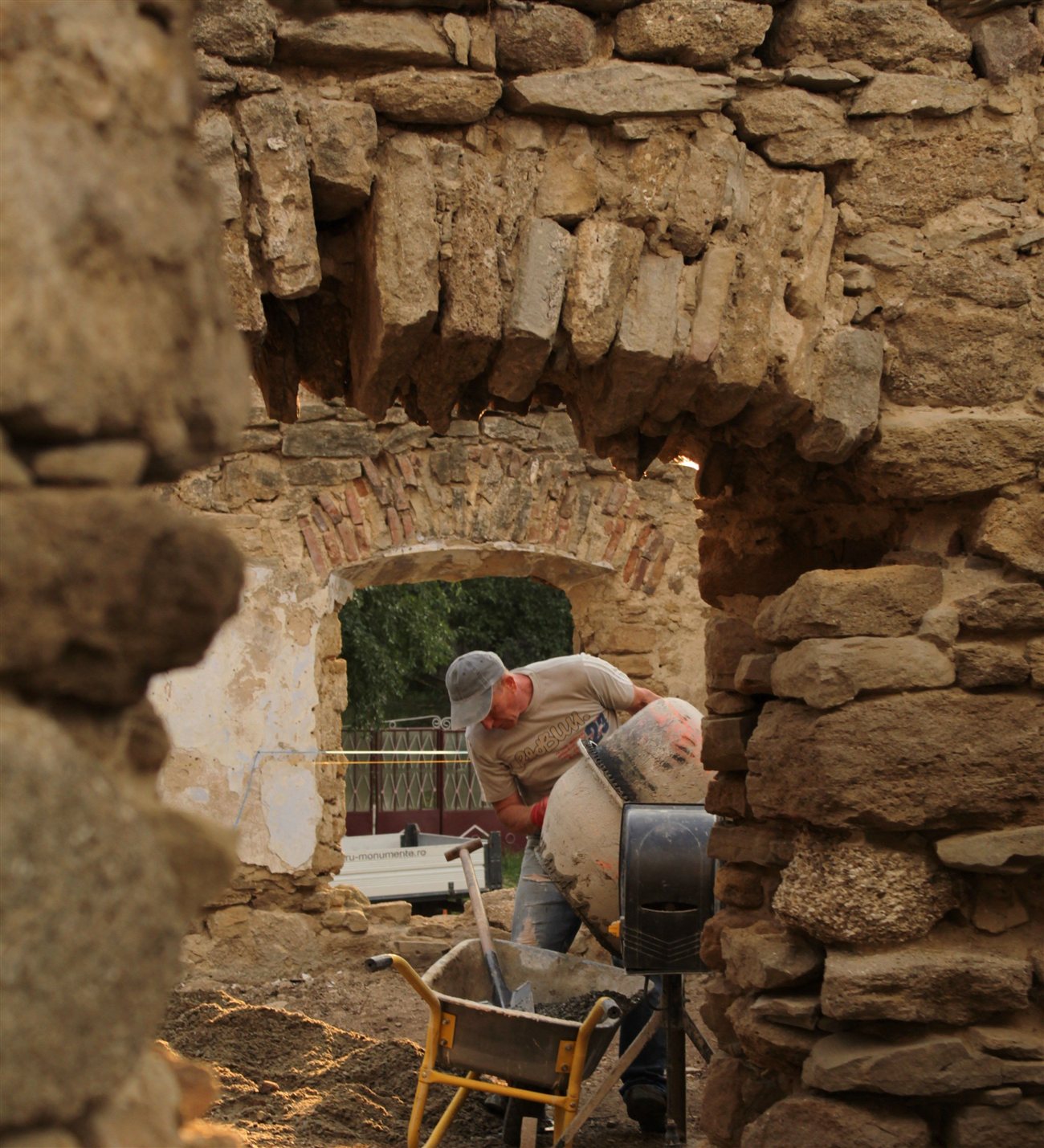 Restauration d&rsquo;un mur en pierre s&egrave;che, chantier de r&eacute;novation